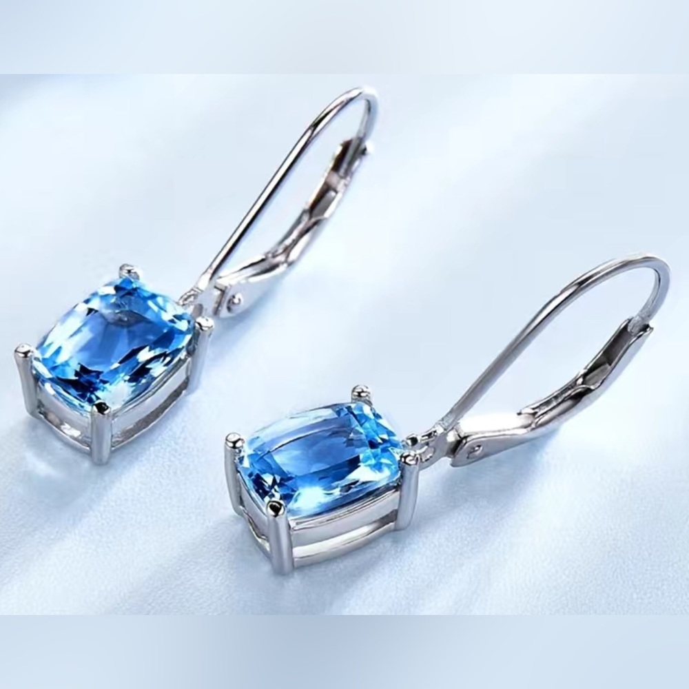 🔹NWT- Light Blue Zircon set in Silver overlay dangle earrings🔹